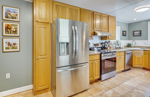 Kansas City House | 5 Mi to Kansas Speedway! 'Cowtown Cutie KC'