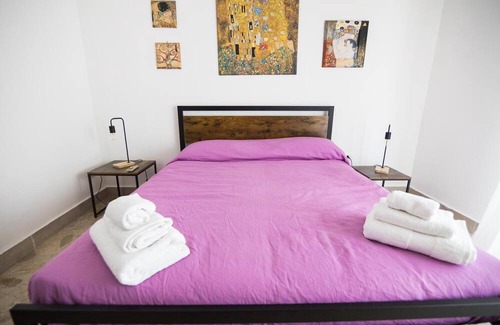 Reggio Calabria Bed & Breakfast | Room with private bathroom in the city center.