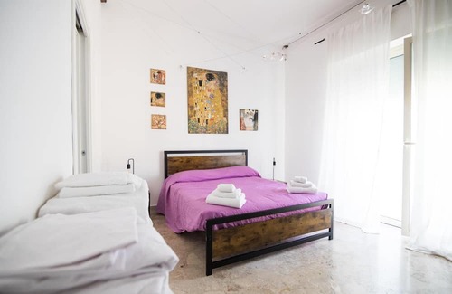 Reggio Calabria Bed & Breakfast | Room with private bathroom in the city center.