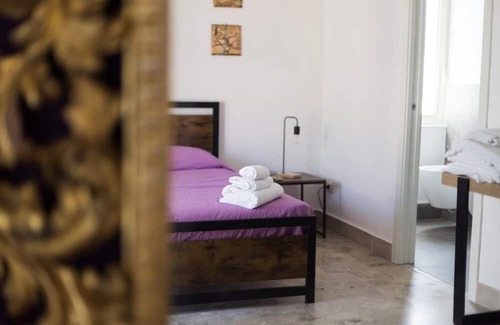 Reggio Calabria Bed & Breakfast | Room with private bathroom in the city center.