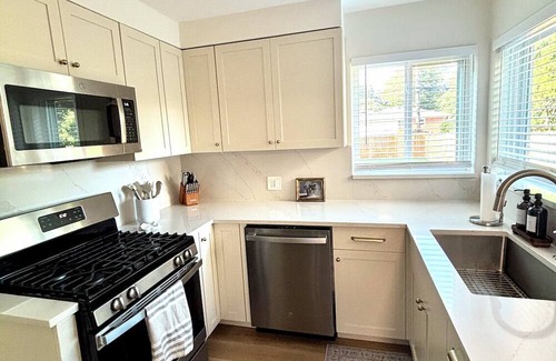 Birmingham House | Newly Renovated 2bd+2bth Townhome-Walkable to Beautiful Downtown Birmingham!