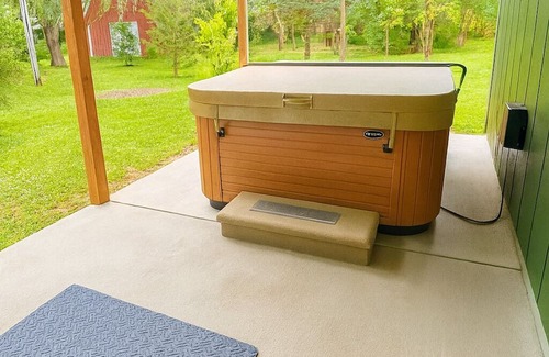 Frankenmuth House | Retreat to 5 Acres of Privacy Just 1 Mile from Downtown Frankenmuth.
