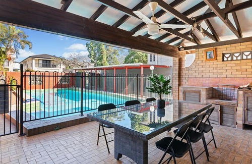 Robertson Apartment | Cozy with Pool 4BD Family Retreat in Robertson