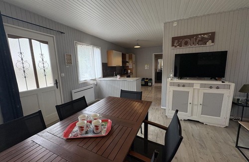 Le Theil Cottage | Cottage De Fontariol with Covered Pool in Auvergne