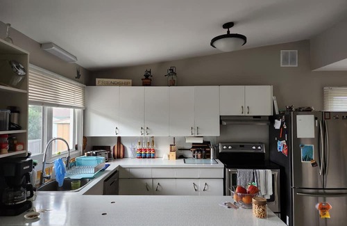 Gimli House | Work & Play in Gimli – Office space, Fibre Internet, Full Kitchen, Lake Walks
