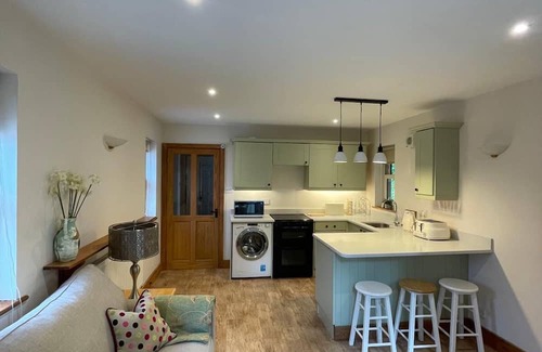 Leckhampton Cottage | Cosy Woodland Retreat | 10 mins from Cheltenham Promenade | Dog Friendly