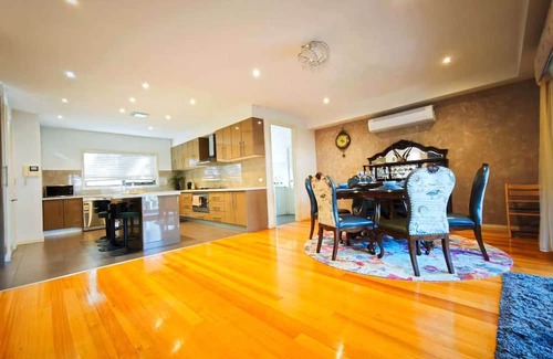 Keysborough House | 6 BR 3 BATH large mansion, 3 king beds, 4 queen beds, 5-star supreme enjoyment