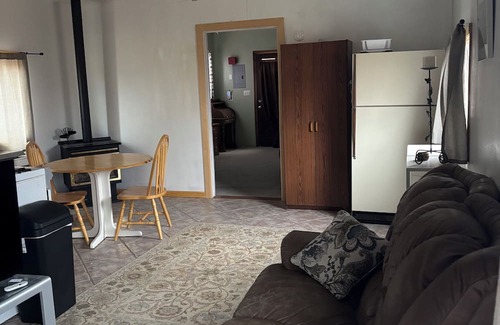 Worland Cabin | Dog friendly with fenced in back yard Peaceful cabin with AC in charming Worland