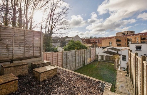 Woolwich House | Luxury 3BR | Sleeps 8 | Pool Table + PS5 | Near O2
