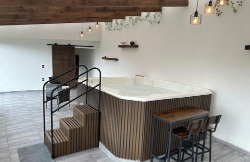 Jocotitlan Apartment | Create great moments in this beautiful space and enjoy the Jacuzzi.