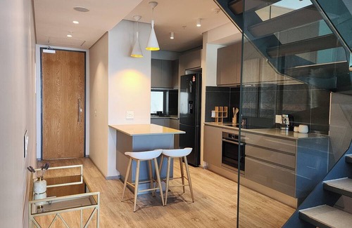 Bo'Kaap Apartment | Stylish Duplex with Mountain and City Views