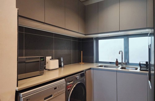 Bo'Kaap Apartment | Stylish Duplex with Mountain and City Views
