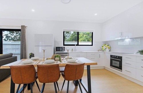 Macgregor House | The Terrarena Family Stay near Shopping and Eateries