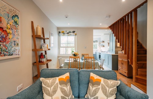 Lewes Cottage | Cleve Cottage by inspirestays.com - a cottage that sleeps 4 guests in 2 bedrooms