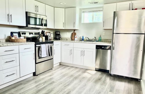 Payson Apartment | Clean Modern Apartment-75” SMART TV & Xbox