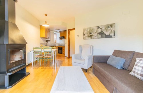 Linsoles Apartment | Charming Pyrenean Flat with Terrace, Views & Pool
