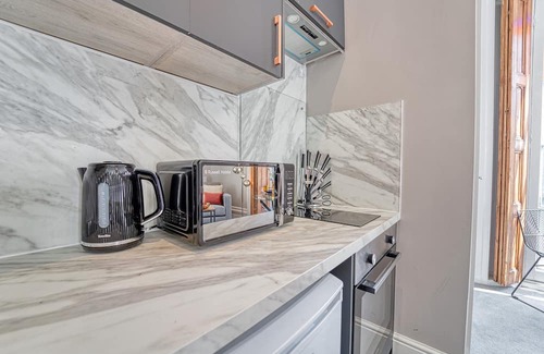 Worcester Apartment | WhiskAwayHomes Shaw Street Apartment 3