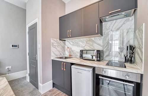 Worcester Apartment | WhiskAwayHomes Shaw Street Apartment 3