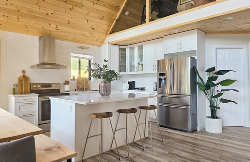 Mansfield-et-Pontefract Cottage | La Biche de Coulonge – Luxury 4-Season Waterfront Cottage