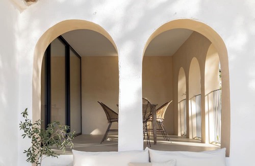 Subirats House | Manor house in a vineyard estate, 35' from Barcelona