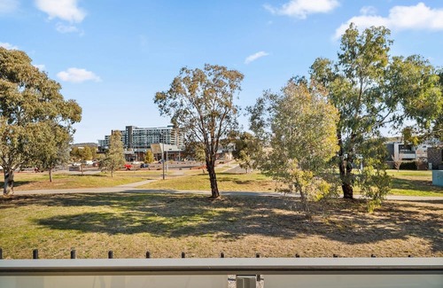 Coombs House | Stylish Townhouse with Private Courtyard