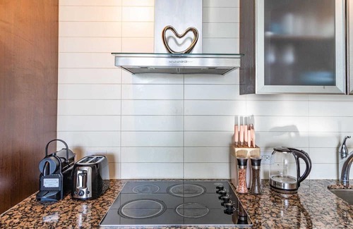 Toronto Entertainment District Apartment | Cozy CN Tower Sunset View Haven