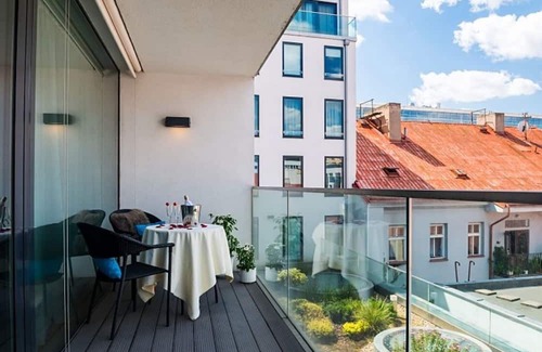 Karlin Apartment | Urban Hideway - Bright apartment in Trendy Karlin
