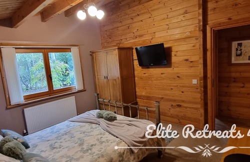 Dogdyke Cabin | Elite Retreats 4U Lakeside Hot Tub Log Cabin at Tattershall Lakes Park