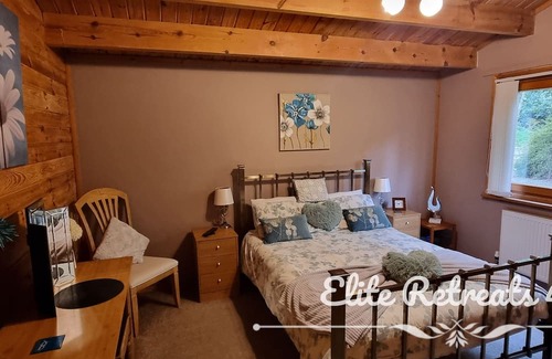 Dogdyke Cabin | Elite Retreats 4U Lakeside Hot Tub Log Cabin at Tattershall Lakes Park