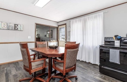 Shullsburg Apartment | The Country Farmhouse | A&D Rise Getaways