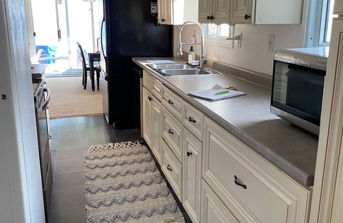 Harwich House | Cozy Cottage on Rondeau Bay in Erieau steps from local restaurants!