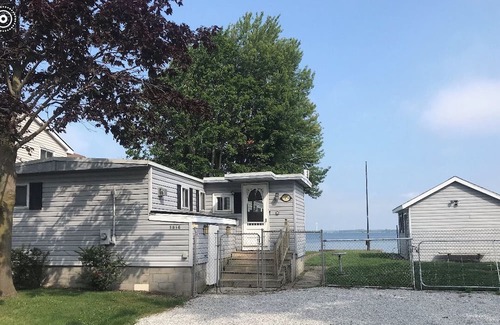 Harwich House | Cozy Cottage on Rondeau Bay in Erieau steps from local restaurants!