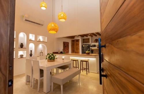 Espinal House | Casa Bali Castillo View – Private Pool & Rooftop, Near Historic Center