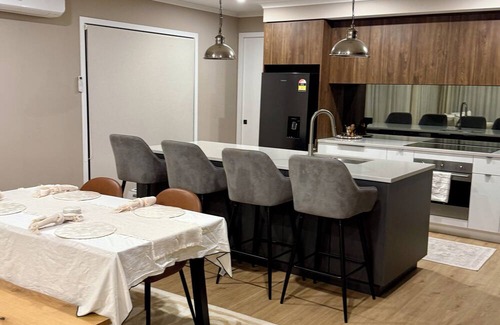Karaka House | Elegant Minimalist Karaka Stay – Prime Location/Close to Motorway
