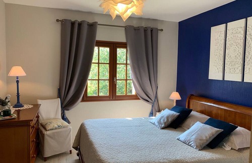 Tavers Bed & Breakfast | Eglantine Room: Charm in Loire Valley with Pool and Wifi