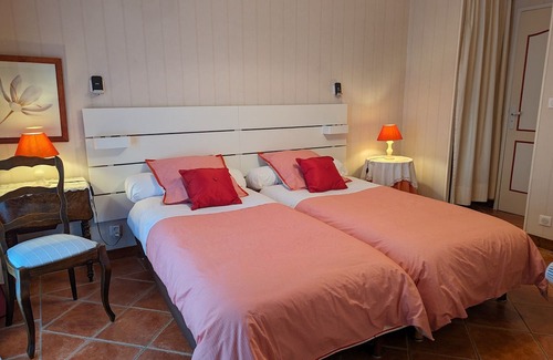 Tavers Bed & Breakfast | Jasmin Room with pool and parking in the heart of the Loire Valley