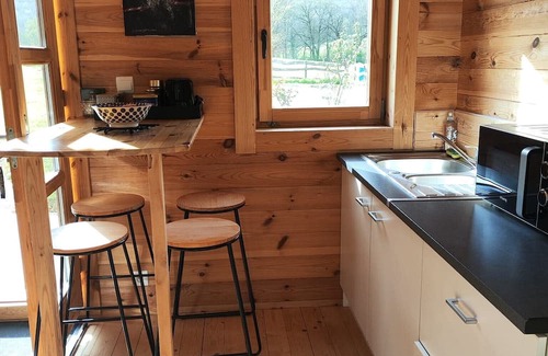 Varen Ski Chalet | Guest Room 'Au Chant Des Oiseaux - Rouge Gorge -' in Varen, Wood-Fired Pizza and Wi-Fi
