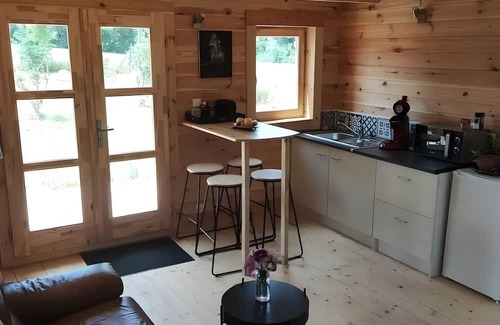Varen Ski Chalet | Guest Room 'Au Chant Des Oiseaux - Rouge Gorge -' in Varen, Wood-Fired Pizza and Wi-Fi
