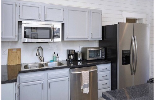 Tyler Park Apartment | Stylish 3BR Retreat in Kentucky