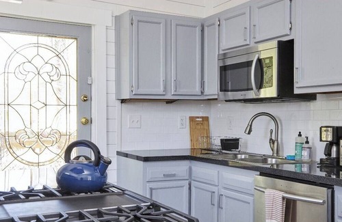 Tyler Park Apartment | Stylish 3BR Retreat in Kentucky