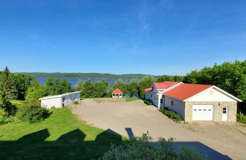 L'lle-du-College House | Waterfront Home on Lake Timiskaming
