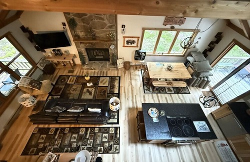 Alpine Lake Apartment | On the Rocks 4BR w/loft cabin tucked in the woods