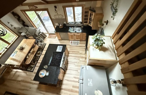 Alpine Lake Apartment | On the Rocks 4BR w/loft cabin tucked in the woods