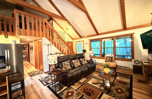 Alpine Lake Apartment | On the Rocks 4BR w/loft cabin tucked in the woods