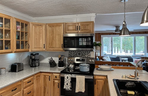 Monmouth House | Charming Four-Season Lakehouse with Scenic Views and Activities for All Ages