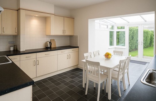 Reading House | Reading Centre Parking Sleeps 10