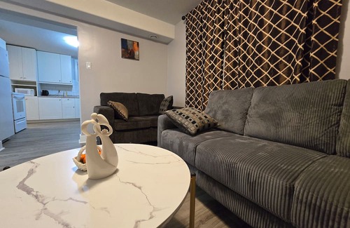 Medicine Hat House | Cozy 1BR Suite | Free Wi-Fi + Netflix | Near Downtown Medicine Hat