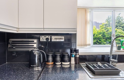 Dartford House | Luxury 3BR Sleeps 8 Parking