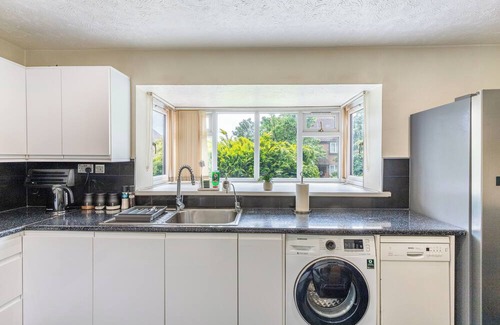 Dartford House | Luxury 3BR Sleeps 8 Parking