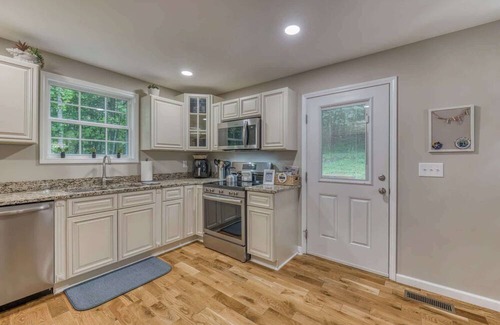 Johnson City House | Spacious 5BR Home | Sleeps 14 | Modern Comfort